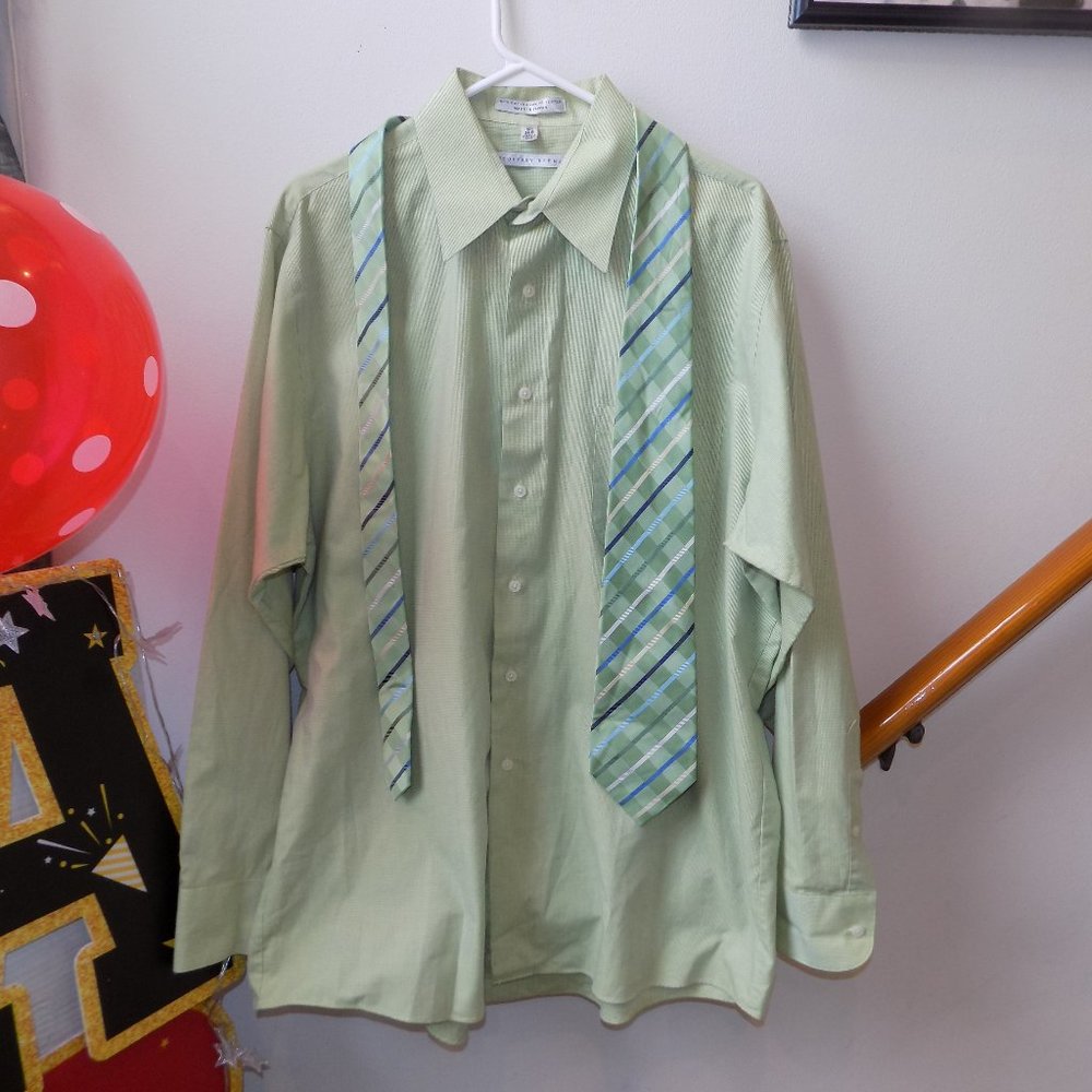 GEOFFREY BEENE GREEN PRINTED WRINKLE FREE DRESS SHIRT & STRIPE TIE SET